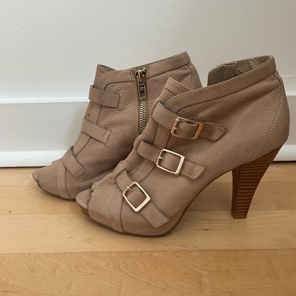 Arturo Chiang never worn peep toe pumps - Picture 4 of 5